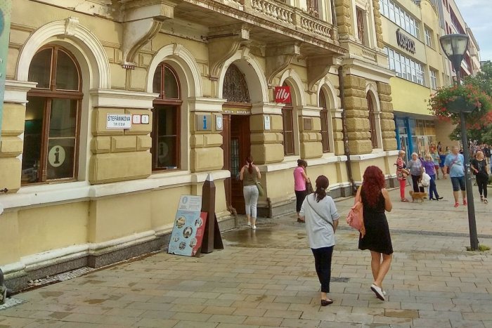 Ilustračný obrázok k článku Dlažba na pešej zóne je v dezolátnom stave: Mesto sa pustilo do opráv