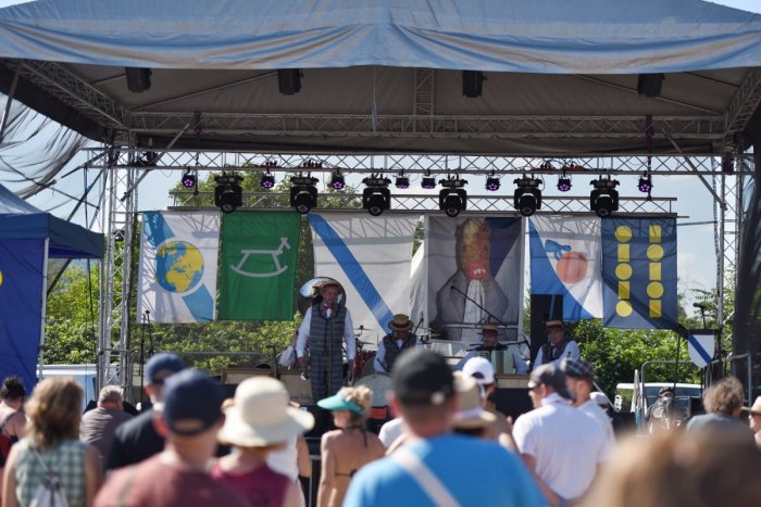 Ilustračný obrázok k článku CykloDoktor, burza kníh aj televízne hviezdy: Živé Račko prináša pútavý program