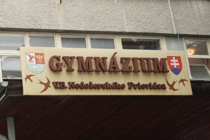 Ilustračný obrázok k článku Na gymnáziu v Prievidzi sa OČKOVALO: Žiaci sú v tejto téme rozhádaní