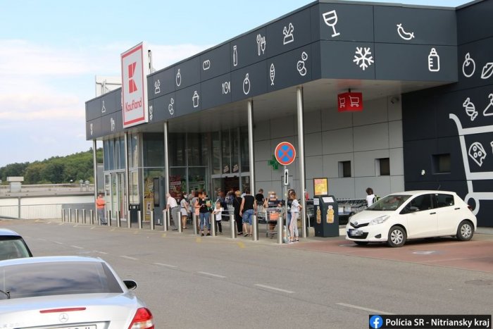 Ilustračný obrázok k článku Dopravná nehoda pred obchodným domom: Došlo ku kolízii auta a chodkyne