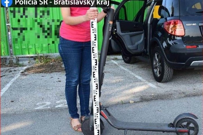 Ilustračný obrázok k článku Kolobežkár spôsobil nehodu a ušiel. Pomôžte polícii vypátrať ho