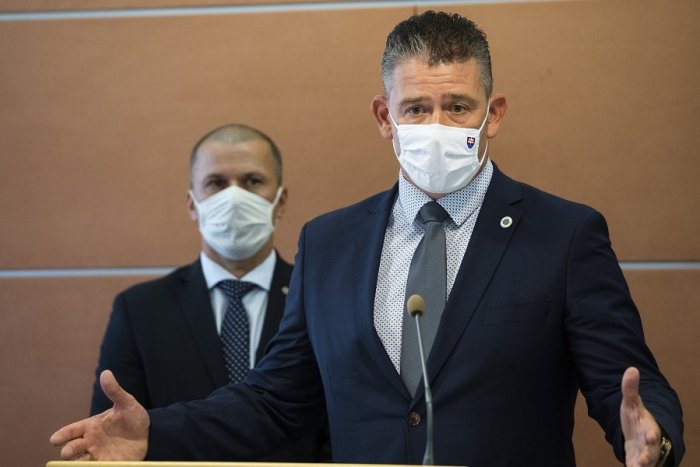 Ilustračný obrázok k článku Minister vnútra je v karanténe: Roman Mikulec sa stretol s nakazeným