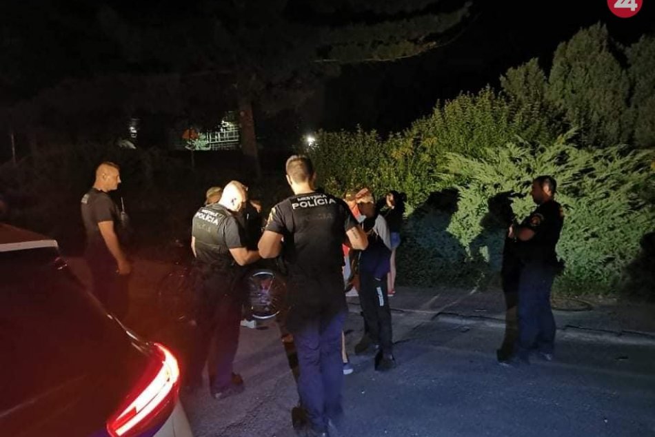 Ilustračný obrázok k článku V nočnej Bystrici prichytili OPITÉ deti: POKUTY padali aj v areáli Pamätníka SNP