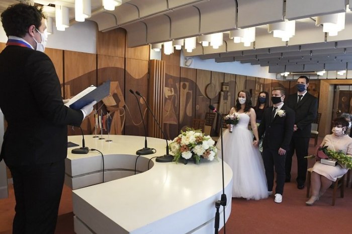 Ilustračný obrázok k článku Žiadne plesy, väčšie SVADBY a preloženie termínu STUŽKOVEJ: Pri sobášoch hrozia aj mastné pokuty!