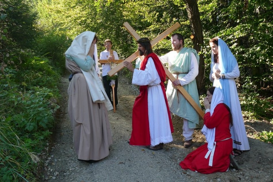 Ilustračný obrázok k článku Miesto morového stĺpu postavili kalváriu: Takto reagujú na pandémiu veriaci na Kysuciach