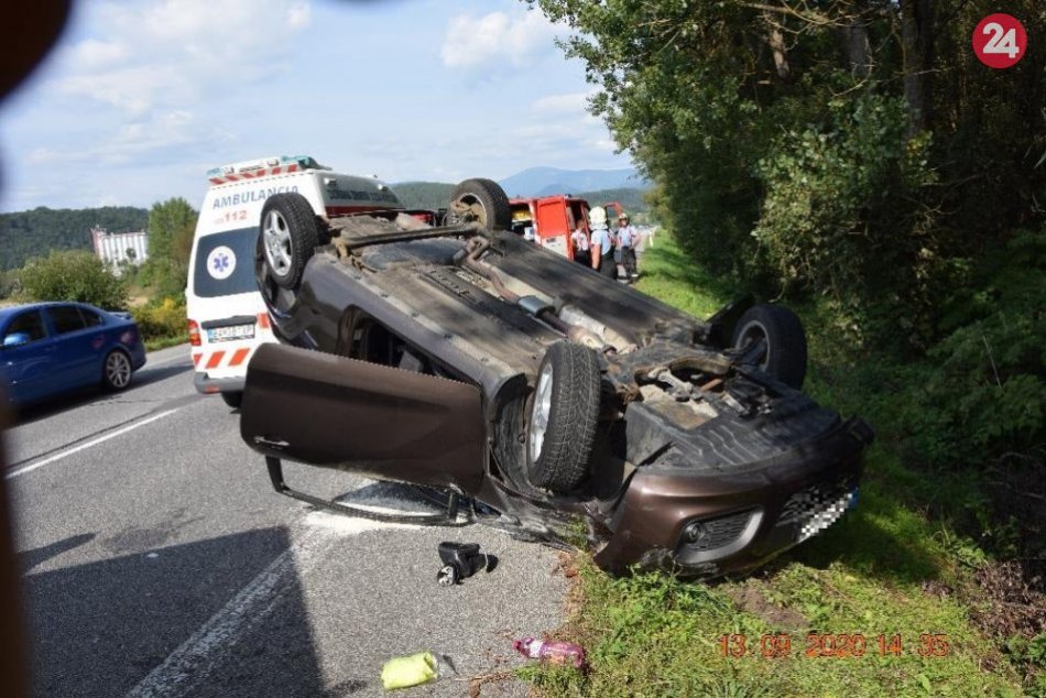 Ilustračný obrázok k článku Pri hrozivej nehode skončilo auto na streche: Policajti prezradili príčinu, FOTO
