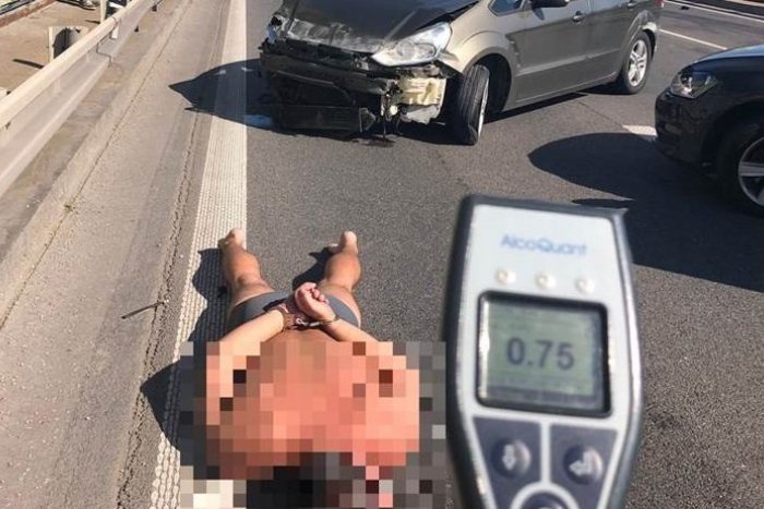 Ilustračný obrázok k článku Otrasný hazard v aute plnom detí: Opitý muž aj po "búračke" jazdil ďalej. Polícia ho zložila k zemi! + VIDEO