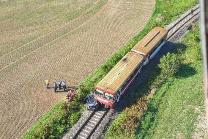Ilustračný obrázok k článku Zrážka vlaku s osobným autom: Zraneného vodiča transportoval vrtuľník