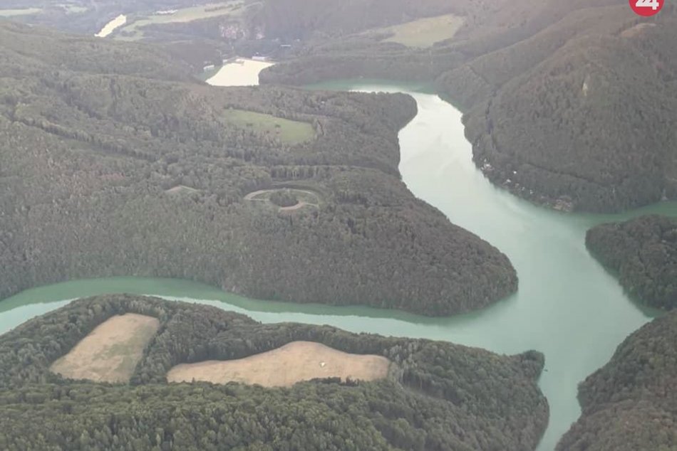 Ilustračný obrázok k článku Ľudia sú zhrození! Taký zelený ešte Ružín nebol. Čo na to odborníci?, FOTO