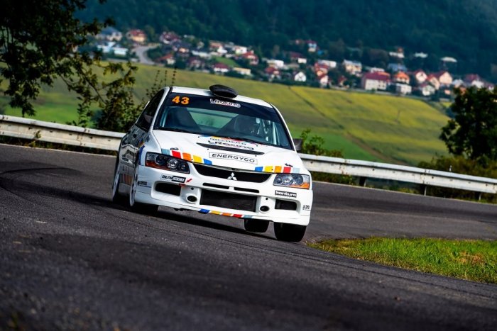 Ilustračný obrázok k článku Preteky v plnom prúde: L Racing z Krásnohorského Podhradia  na kopci aj na motokárach