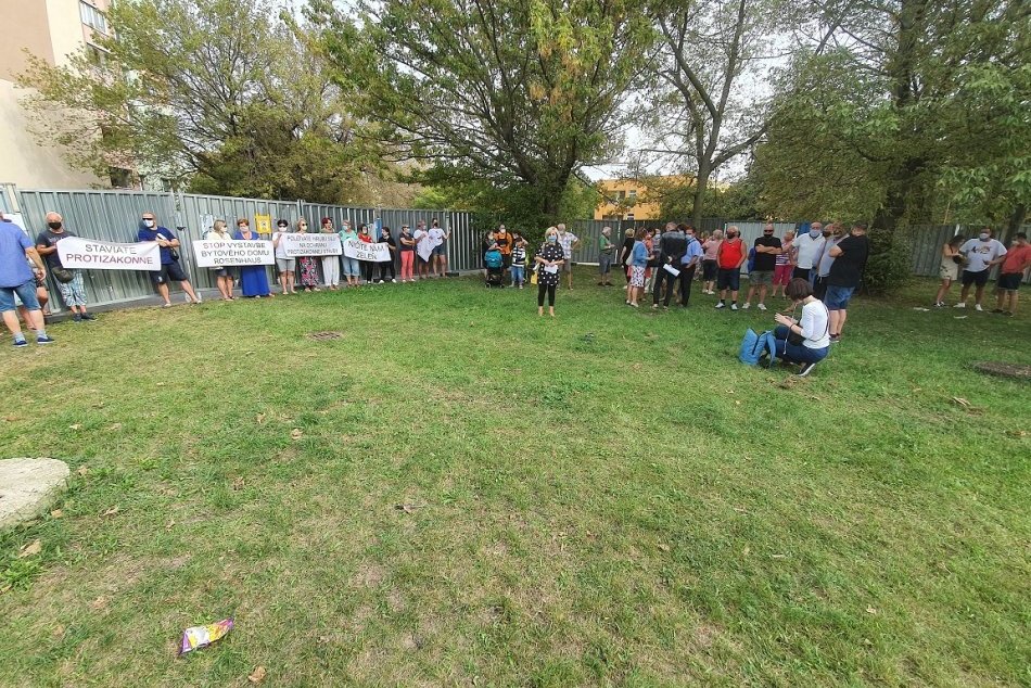 Ilustračný obrázok k článku Boj s developerom vo Vrakuni pokračuje: Mestská časť ohradila pozemok