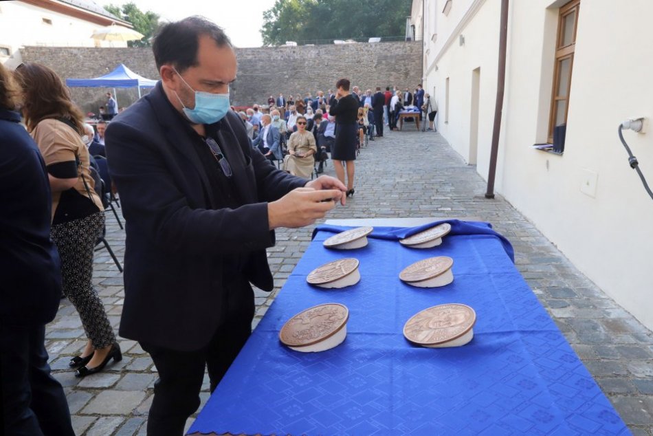 Ilustračný obrázok k článku Národná banka predstavila unikátnu euromincu: Zachytáva krásy Poľany, FOTO