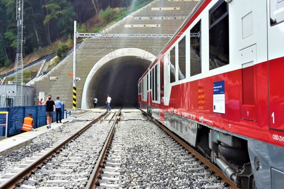 Ilustračný obrázok k článku Práce na tuneli Milochov pokročili: Kedy tadiaľ budú jazdiť vlaky?