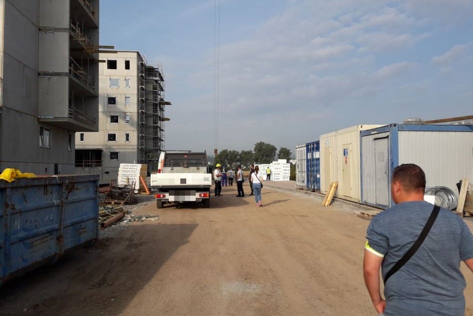 Ilustračný obrázok k článku Policajti vyhostili viacerých cudzincov: Načierno pracovali aj vo Zvolene, FOTO