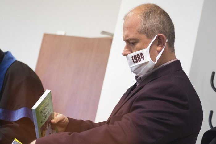 Ilustračný obrázok k článku Kotleba obžalobu v kauze šekov považuje za tendenčnú, prokurátor ho chce uznať za vinného