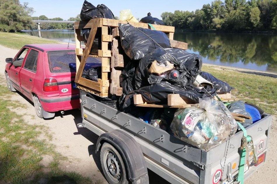 Ilustračný obrázok k článku Dobrovoľníci čistili brehy Váhu: Vyzbierali desiatky vriec odpadu, FOTO