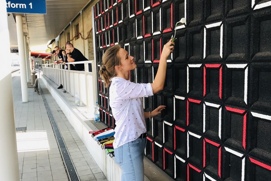 Ilustračný obrázok k článku Mladí umelci vykasali rukávy: Stanica v Považskej Bystrici je hneď krajšia, FOTO