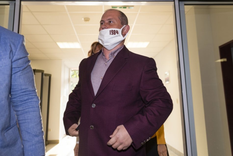 Ilustračný obrázok k článku Kotleba jednou nohou v base! Za kauzu šekov dostal 4 roky