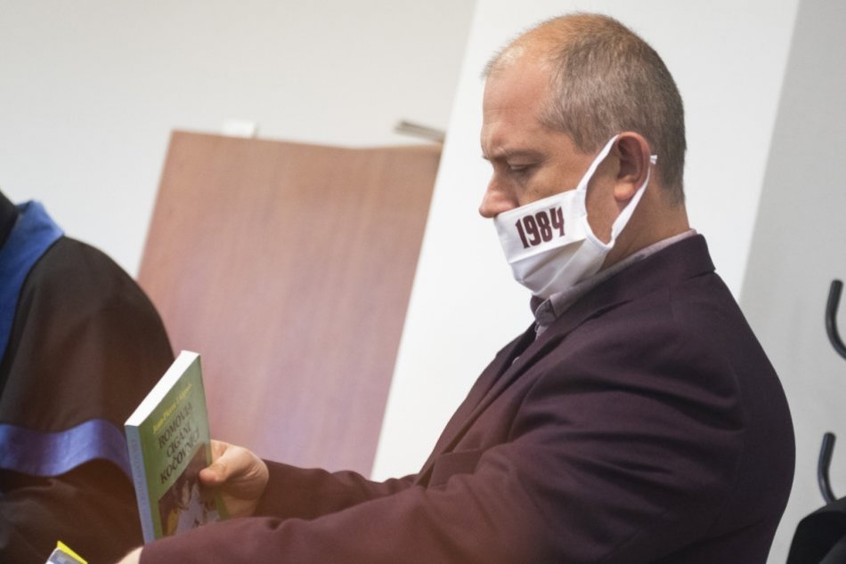 Ilustračný obrázok k článku Proces v kauze Kotlebových šekov prerušili: Anonym nahlásil na súdoch BOMBU