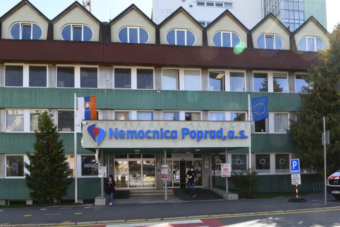 Ilustračný obrázok k článku Koronavírus sa nevyhol ani popradskej nemocnici: Viacero zamestnancov je pozitívnych