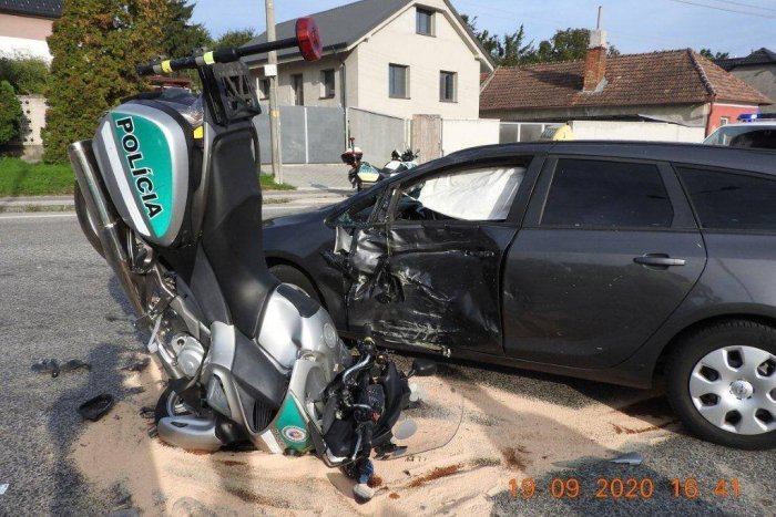 Ilustračný obrázok k článku Policajt sa vracal zo služby, ale domov nedorazil: Z motorky ho zmietol taxikár