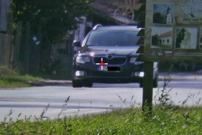 Ilustračný obrázok k článku Cez dedinu letel stovkou: Pokutu zaplatiť nevedel, zadržali mu vodičák