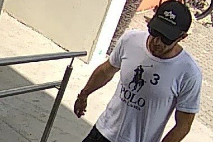 Ilustračný obrázok k článku Lup za tisíce eur: Policajti na Liptove riešia krádež, zháňajú týchto mužov