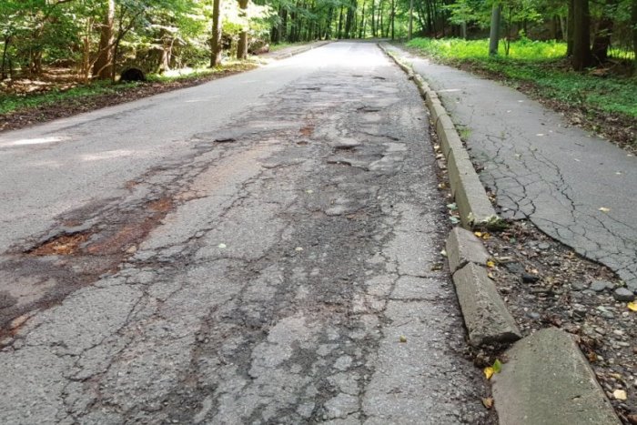 Ilustračný obrázok k článku Skvelá správa pre výletníkov na Železnej studničke: Rozbitú asfaltku konečne opravia!