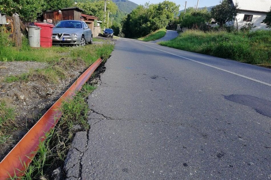 Ilustračný obrázok k článku Bez chodníka a priechodov čelia autám: Dočkajú sa niekedy obyvatelia Kostiviarskej? FOTO