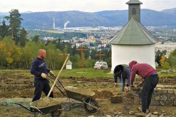 Ilustračný obrázok k článku Bude sa na Kalvárii v Považskej rúbať a stavať? Ľudia sa búria, mesto s reakciou