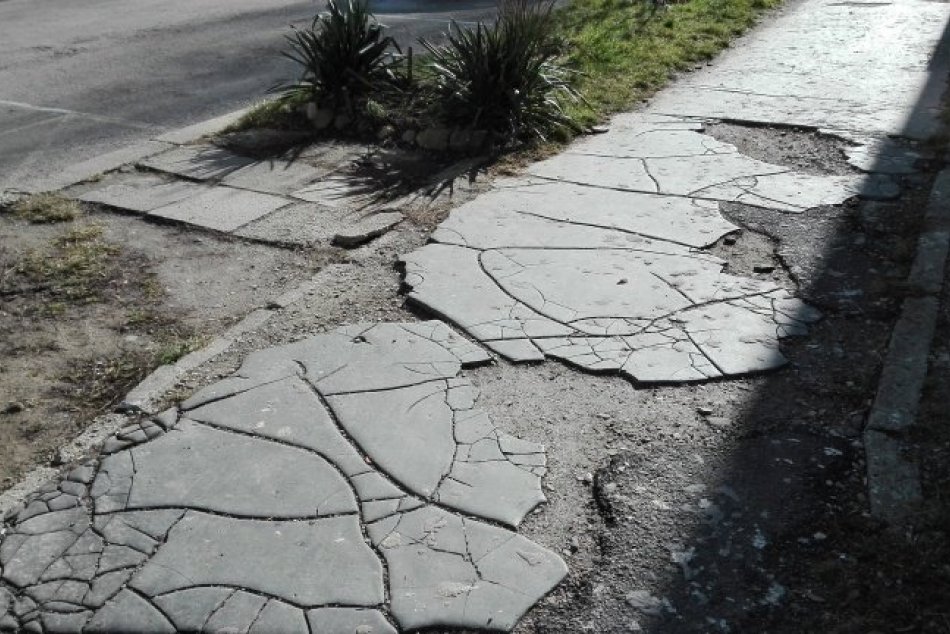 Ilustračný obrázok k článku Humenné sa pustilo do rozsiahlej opravy chodníkov. V ktorých lokalitách? FOTO