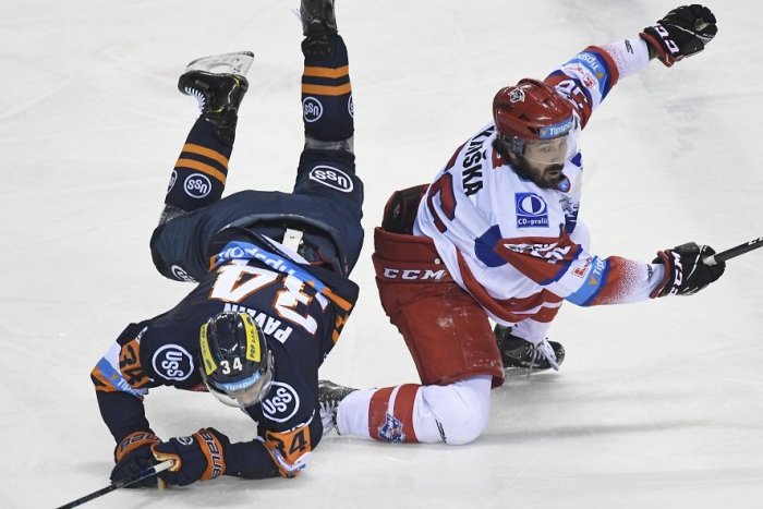 Ilustračný obrázok k článku Áčko aj juniori v Liptovskom Mikuláši prerušili činnosť, SZĽH reaguje