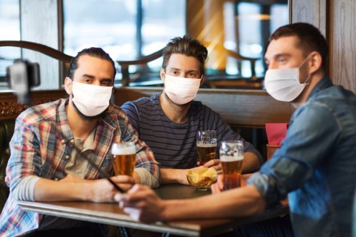 Ilustračný obrázok k článku Keď si flek na piatkový večer nevyberáme podľa drinkov, ale podľa bezpečnosti v bare