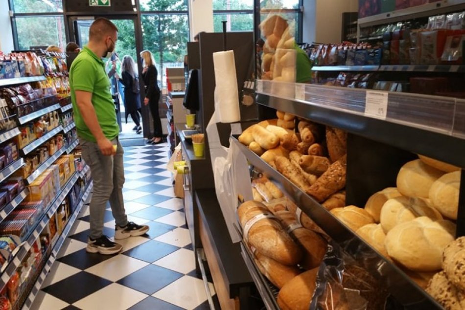 Ilustračný obrázok k článku Obchody majú vážny problém: Prečo má predavačka stáť vonku a kontrolovať zákazníka?