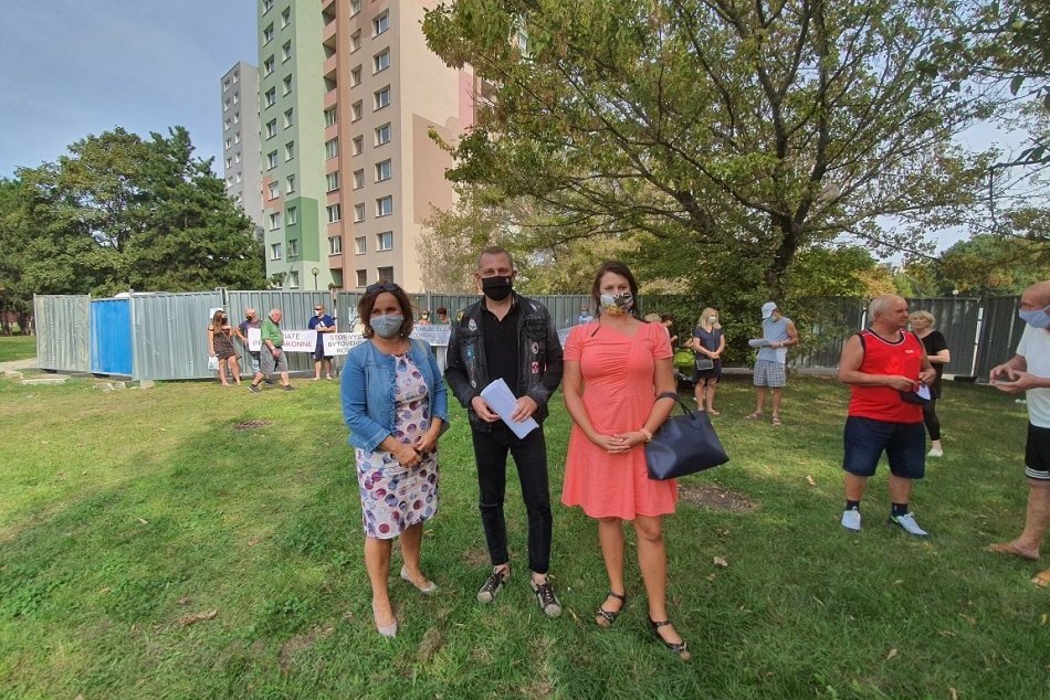 Ilustračný obrázok k článku Tvrdý útok na starostu Vrakune: Ľudia si v schránkach našli TOTO! O pomoc prosia prezidentku