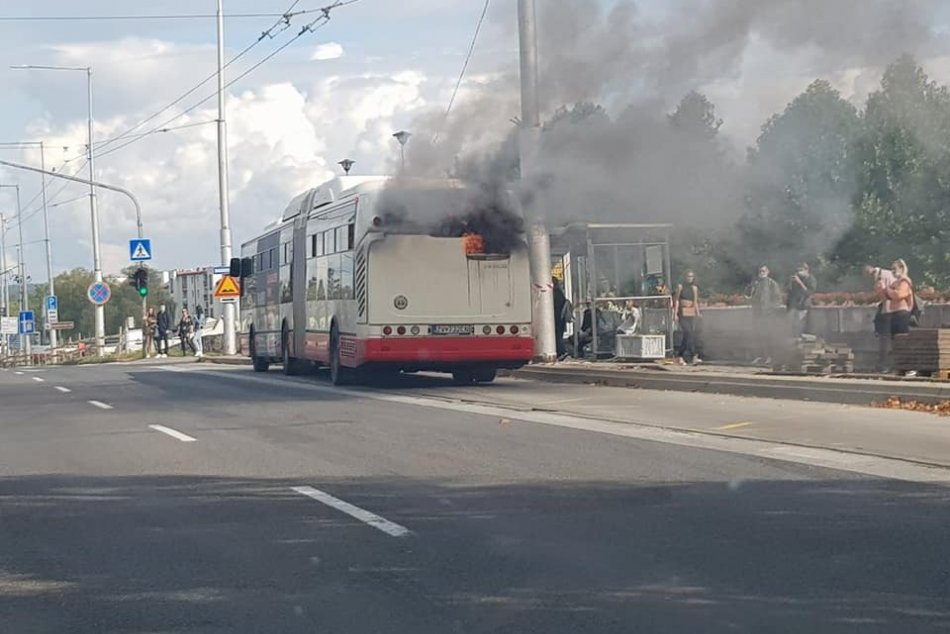 Ilustračný obrázok k článku V Bystrici horel autobus MHD: Prvé FOTO z miesta