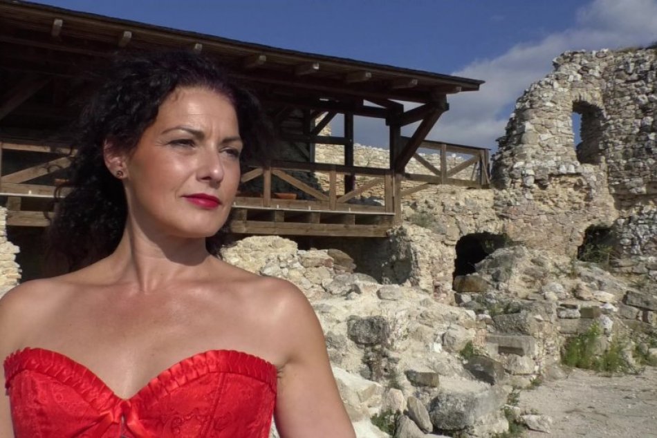 Ilustračný obrázok k článku Kastelánka Katka vládne Čachtickému hradu: Osud ju doviedol k dokonalej práci, aj láske