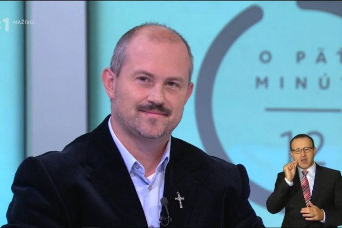 Ilustračný obrázok k článku Kotlebova AROGANCIA? Vytočil divákov i politikov! Odmietol si nasadiť rúško, lebo...