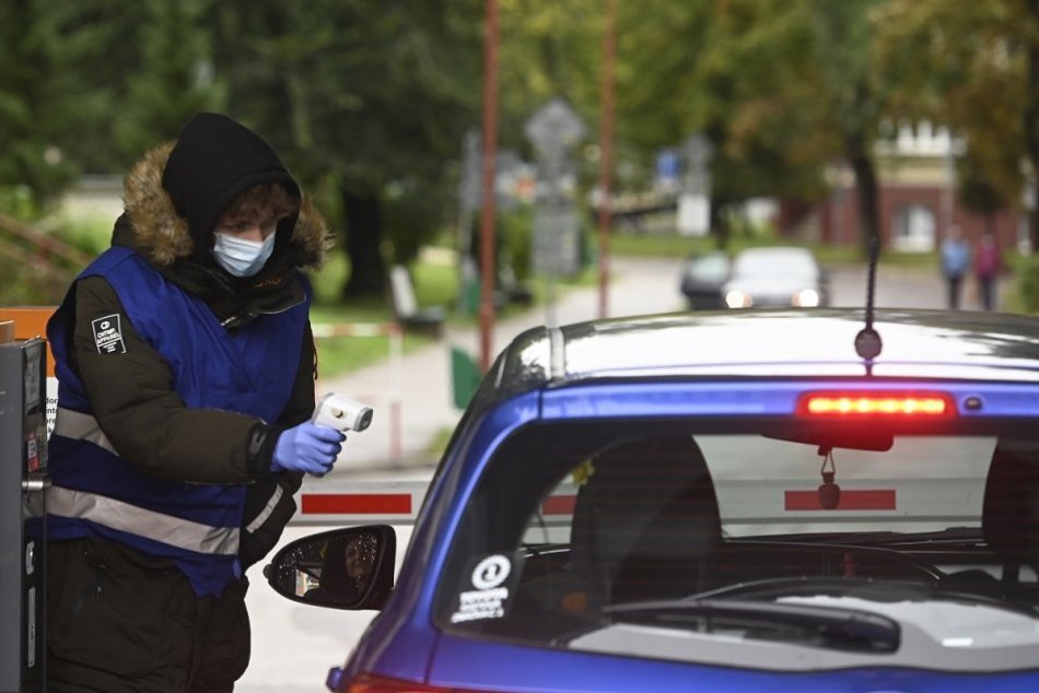 Ilustračný obrázok k článku Trenčiansky kraj je nad hranicou 1 200 prípadov COVID-19: Jeden okres bol čistý