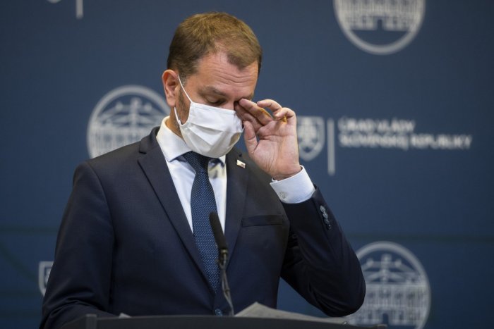 Ilustračný obrázok k článku Zaskočený a dojatý Matovič: Neznáme ženy mu darovali RUŽE a pekárka maxi VETERNÍK! FOTO