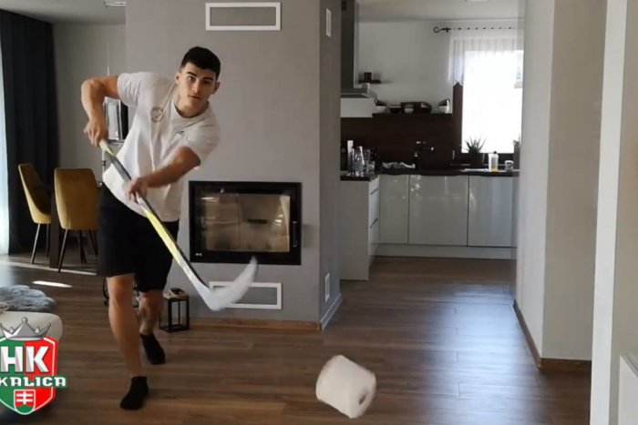 Ilustračný obrázok k článku Nuda počas karantény? Ani nápad! Hokejisti Skalice sa zabavili aj s toaletným papierom, VIDEO