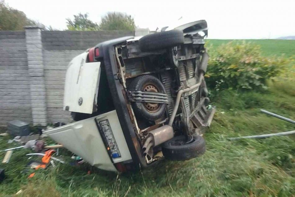 Ilustračný obrázok k článku Dodávka v Nemšovej zdemolovala plot: Vodič utrpel zranenie, FOTO