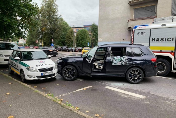 Ilustračný obrázok k článku Dramatická záchranná akcia: Muž vrazil do policajného auta, nejavil známky života