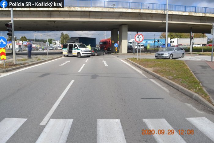 Ilustračný obrázok k článku Nezastala na červenú, havarovala a ešte jej v aute našli i marihuanu, FOTO