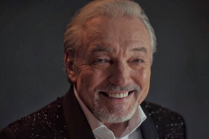 Ilustračný obrázok k článku Do slovenských kín mieri film Karel: Zachytáva posledný rok legendárneho speváka