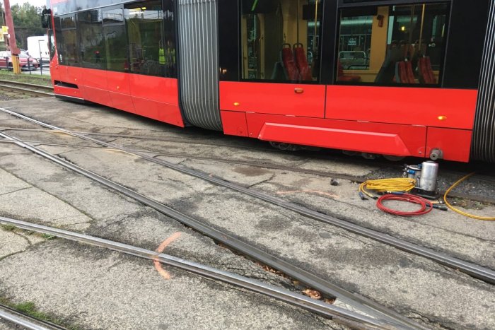 Ilustračný obrázok k článku Pri Vinohradoch sa vykoľajila električka. MHD vás nemusí odviezť tam, kam máte namierené