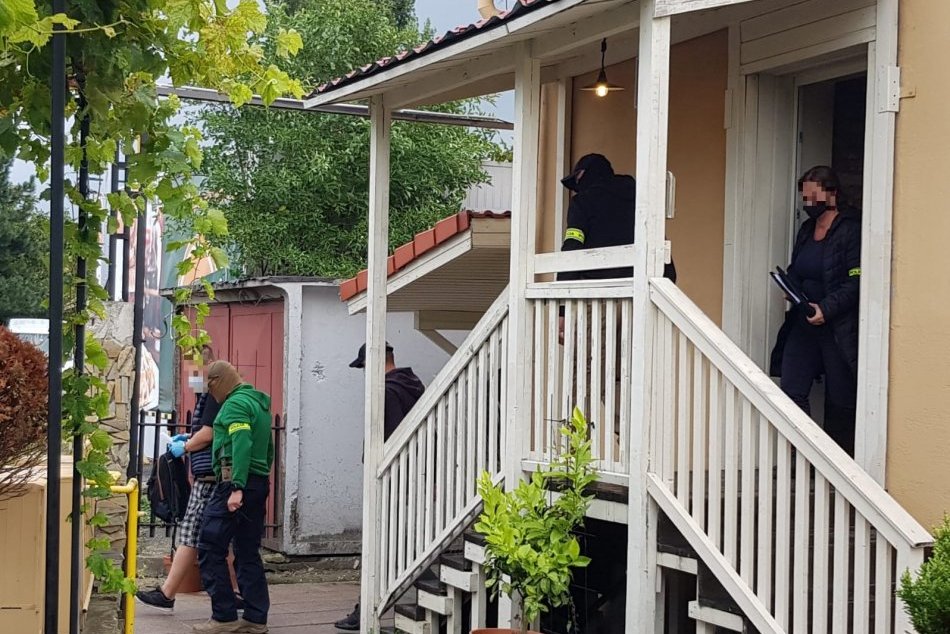 Ilustračný obrázok k článku Slovenskí gangstri v Rajke: NAKA pri záťahu zhabala drogy, peniaze aj zbrane!