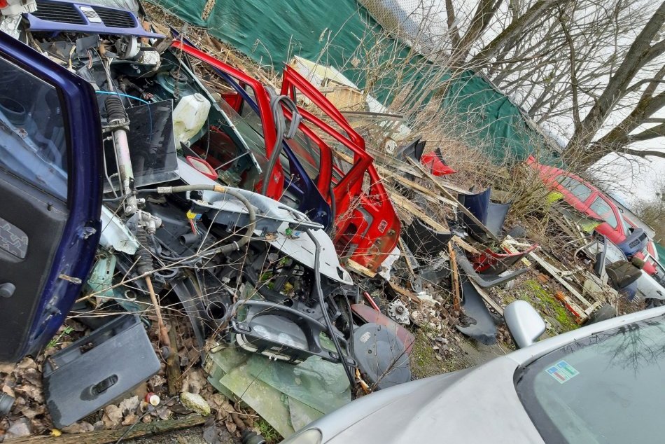 Ilustračný obrázok k článku Policajti odhalili nelegálnu skládku. Vo dvore bolo takmer 80 vrakov áut!, FOTO