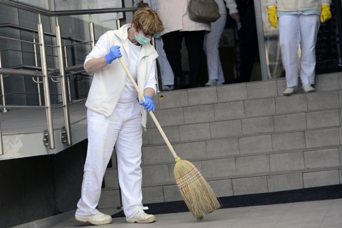 Ilustračný obrázok k článku Nitrianska nemocnica hľadá upratovačky: Aký ponúka mesačný PLAT?