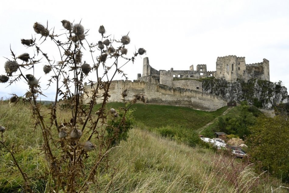 Ilustračný obrázok k článku Hrad Beckov lákal i počas pandémie: Zaznamenali rekordný mesiac, FOTO